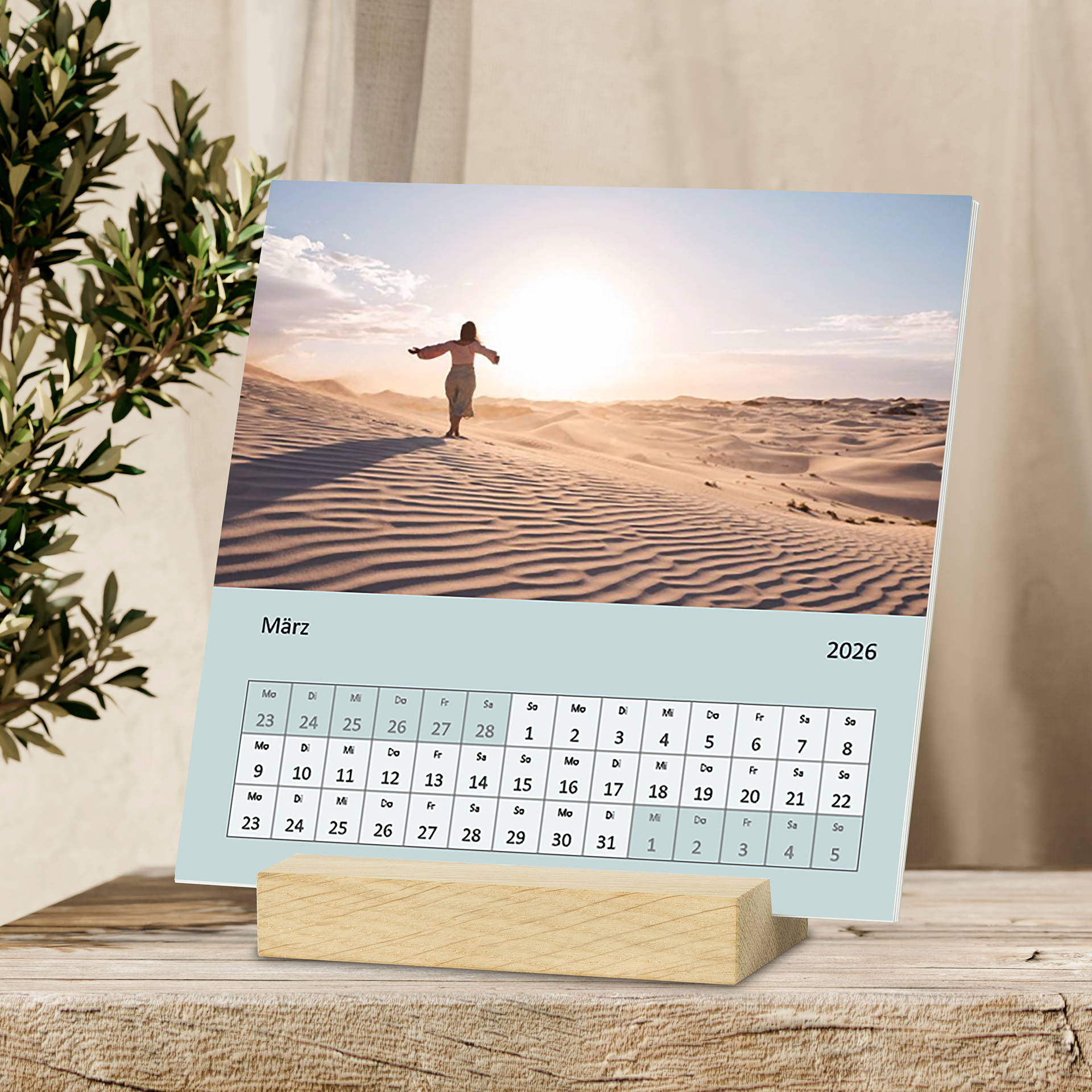 Tischkalender im Format 15x15 cm mit Monatsansicht