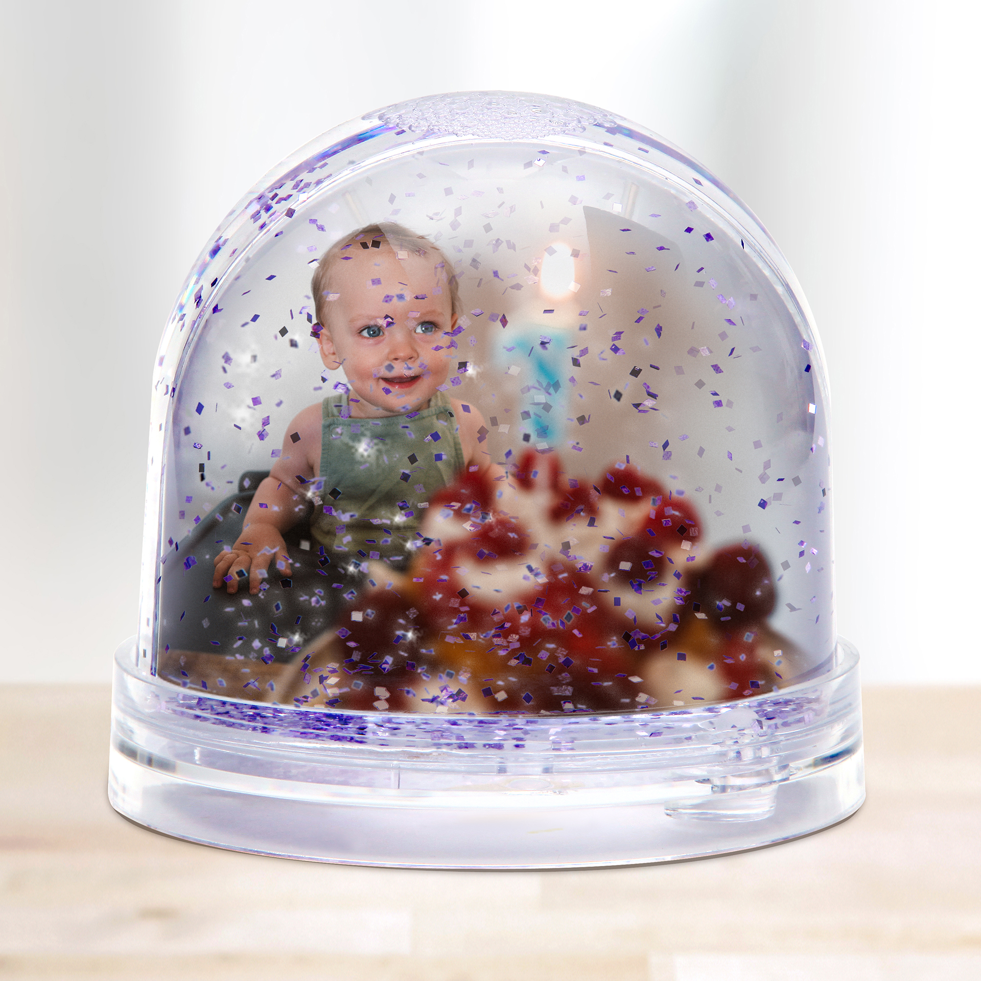 Foto-Schneekugel Glitzer – Magisches Geschenk mit personalisiertem Foto und funkelnden Glitzerpartikeln Personalisierte Foto-Schneekugel Glitzer – Dein Lieblingsbild im Glitzer-Schnee-Märchen – 9 cm Durchmesser.