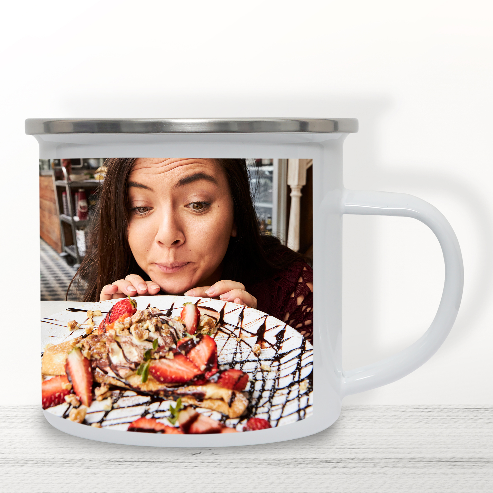 Emaille-Becher mit individuellem Motiv – Retro-Design mit silberfarbenem Trinkrand für einen nostalgischen Look.