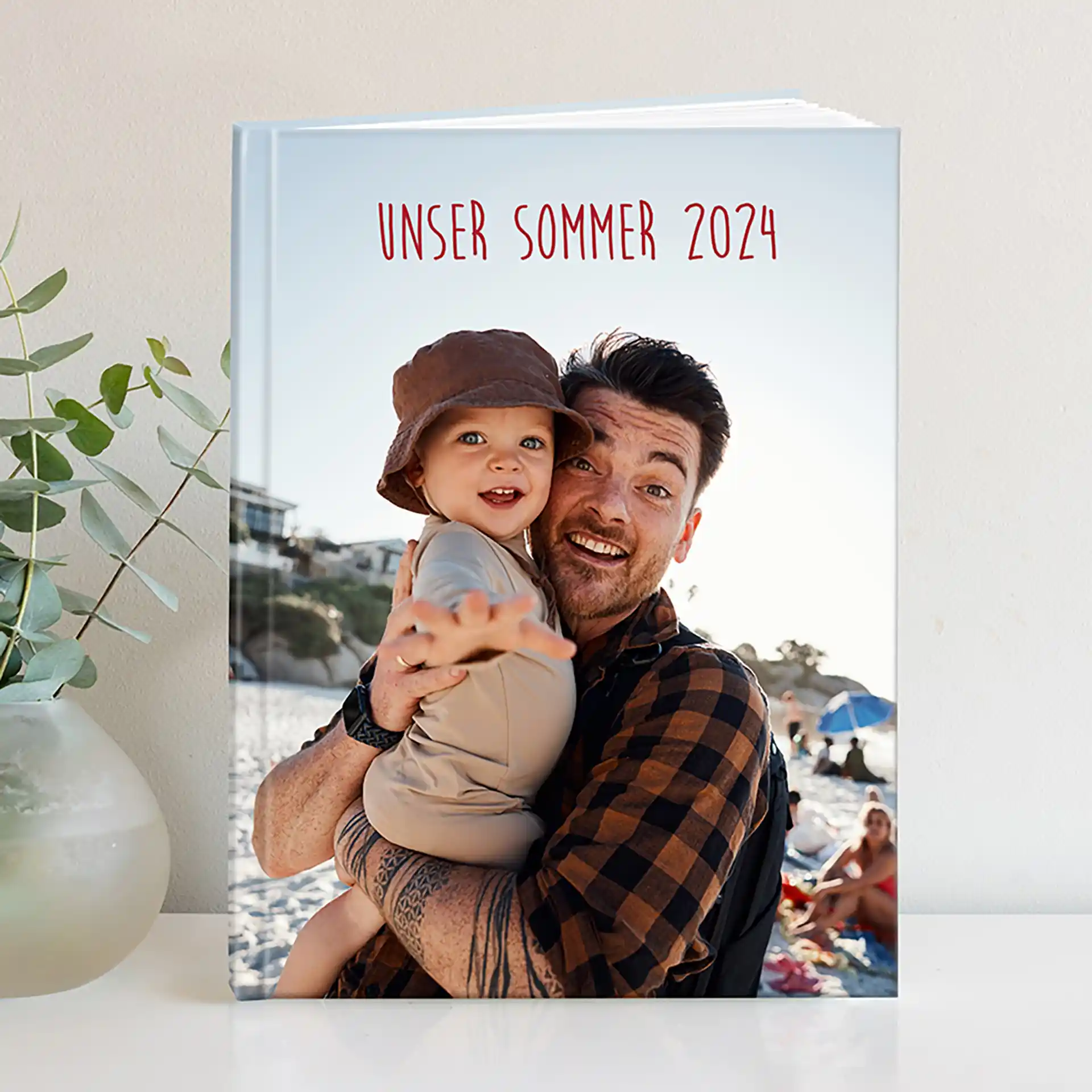 Fotobuch im DIN A4 Hochformat: Hardcover mit hochwertigem Digitaldruck – personalisierte Erinnerung in edlem Design.