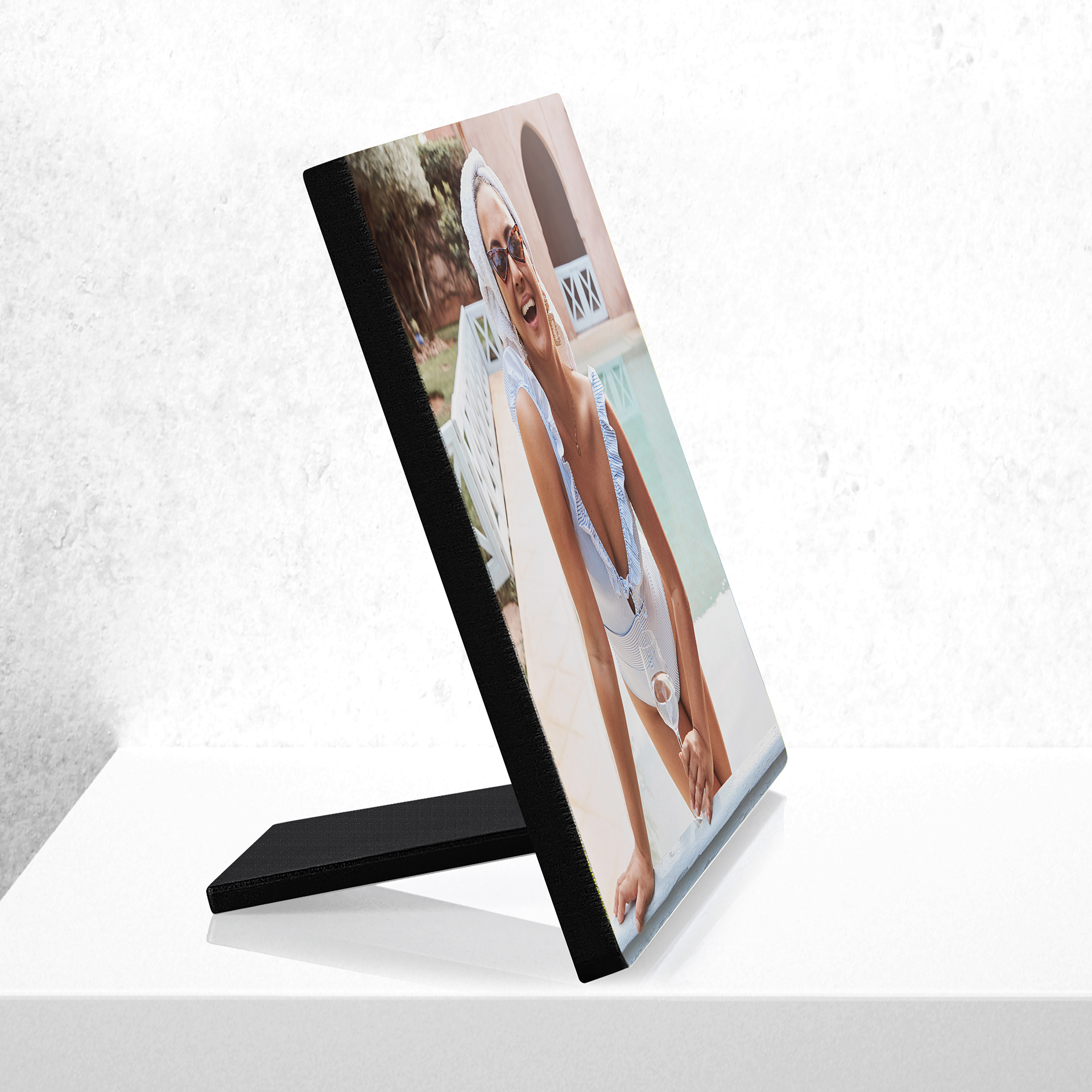 Personalisierter Fotoaufsteller 15x15 cm – Brillante Farben und moderne Eleganz für Deine Lieblingsfotos