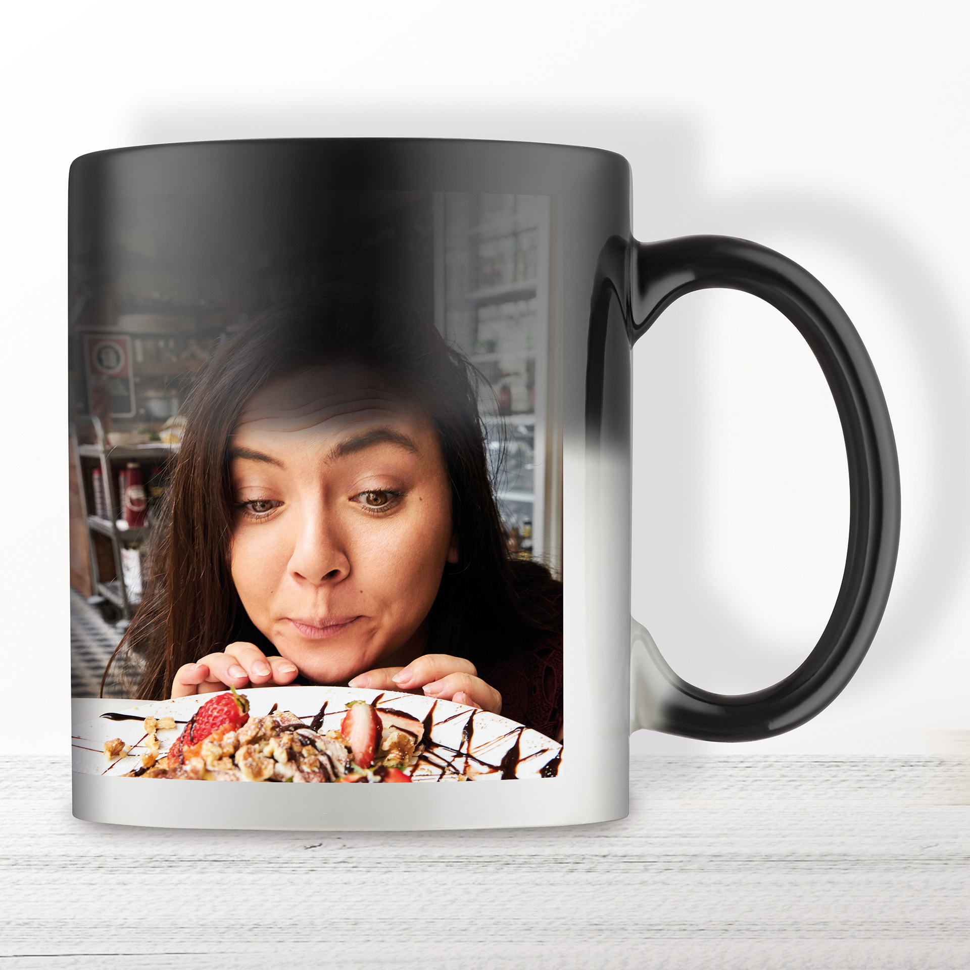 Zaubertasse Panorama – Magische Tasse mit Fotoeffekt für ein einzigartiges Trinkerlebnis Zaubertasse Panorama mit personalisiertem Motiv – beeindruckender Effekt bei heißem Getränk, Foto erscheint bei Wärme.