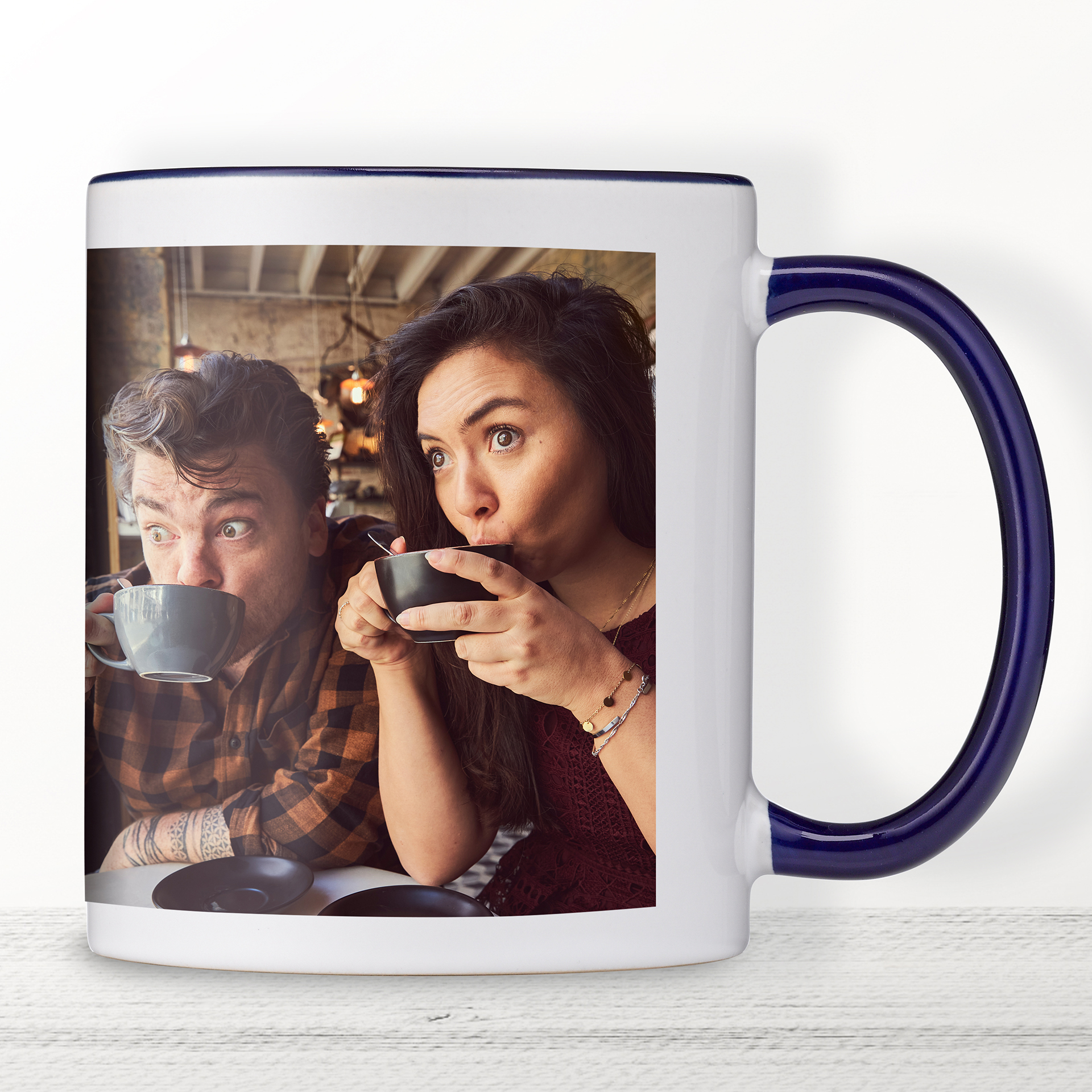 Tasse mit blauem Henkel – Personalisiere Deine Kaffeetasse in stilvollem Design Tasse mit blauem Henkel – weiße Tasse mit farbigem Henkel in Blau, ideal für Kaffee oder Tee.