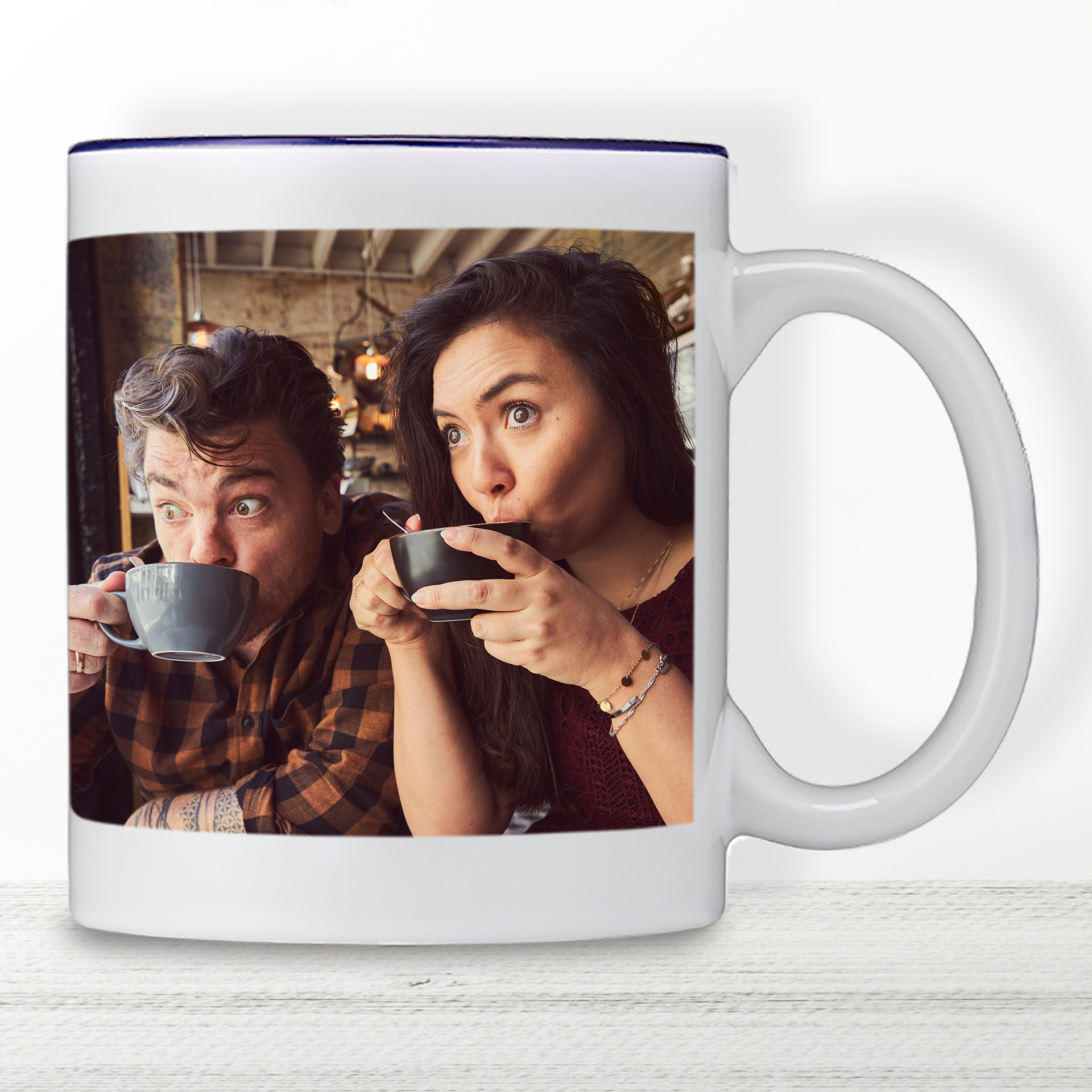 Tasse farbig innen Blau – Stilvolle Tasse mit buntem Inneren für Kaffee und Tee Tasse mit blauem Innendesign – elegante Tasse für Getränke mit farbigem Innenbereich und Henkel.