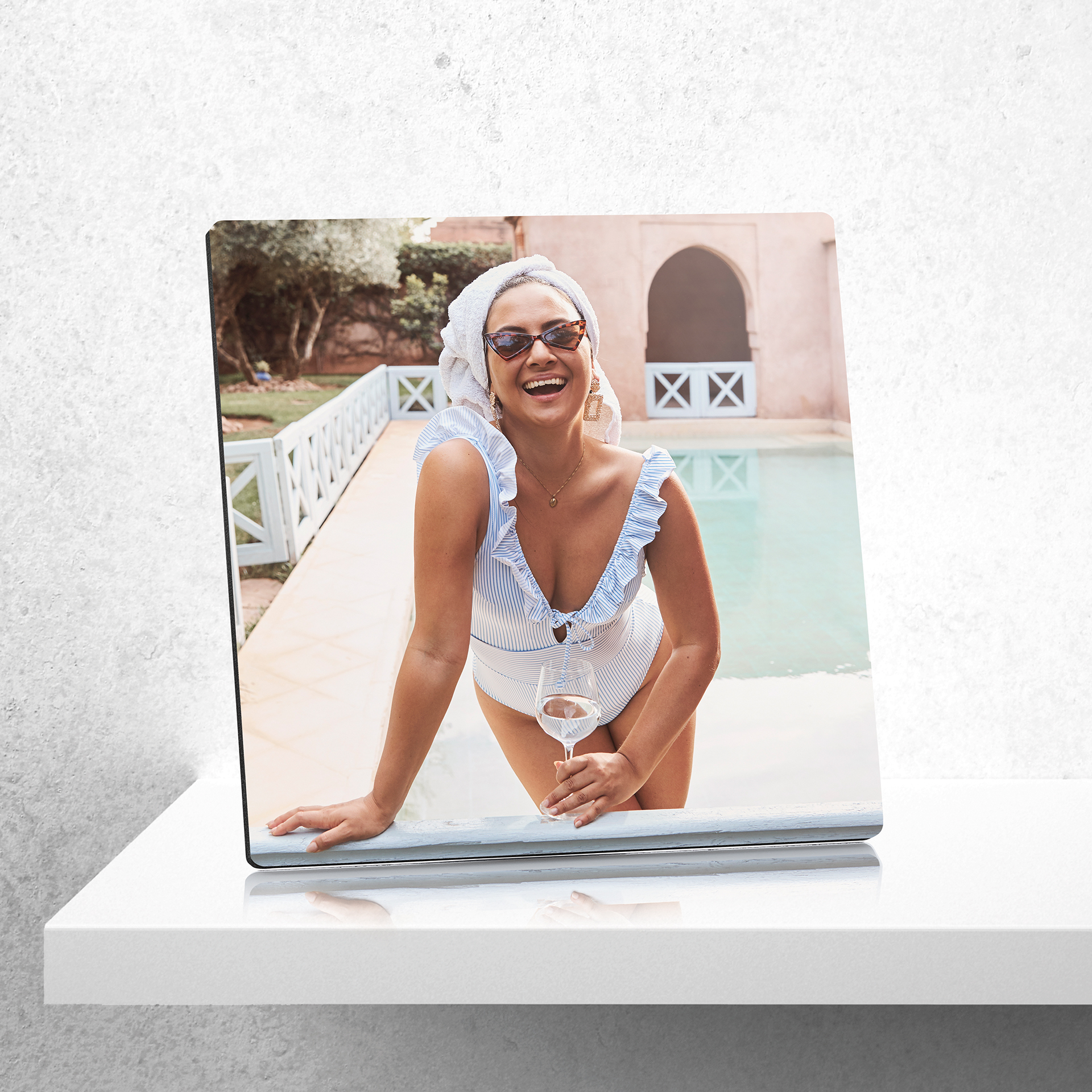 Personalisierter Fotoaufsteller 15x15 cm – Brillante Farben und moderne Eleganz für Deine Lieblingsfotos.