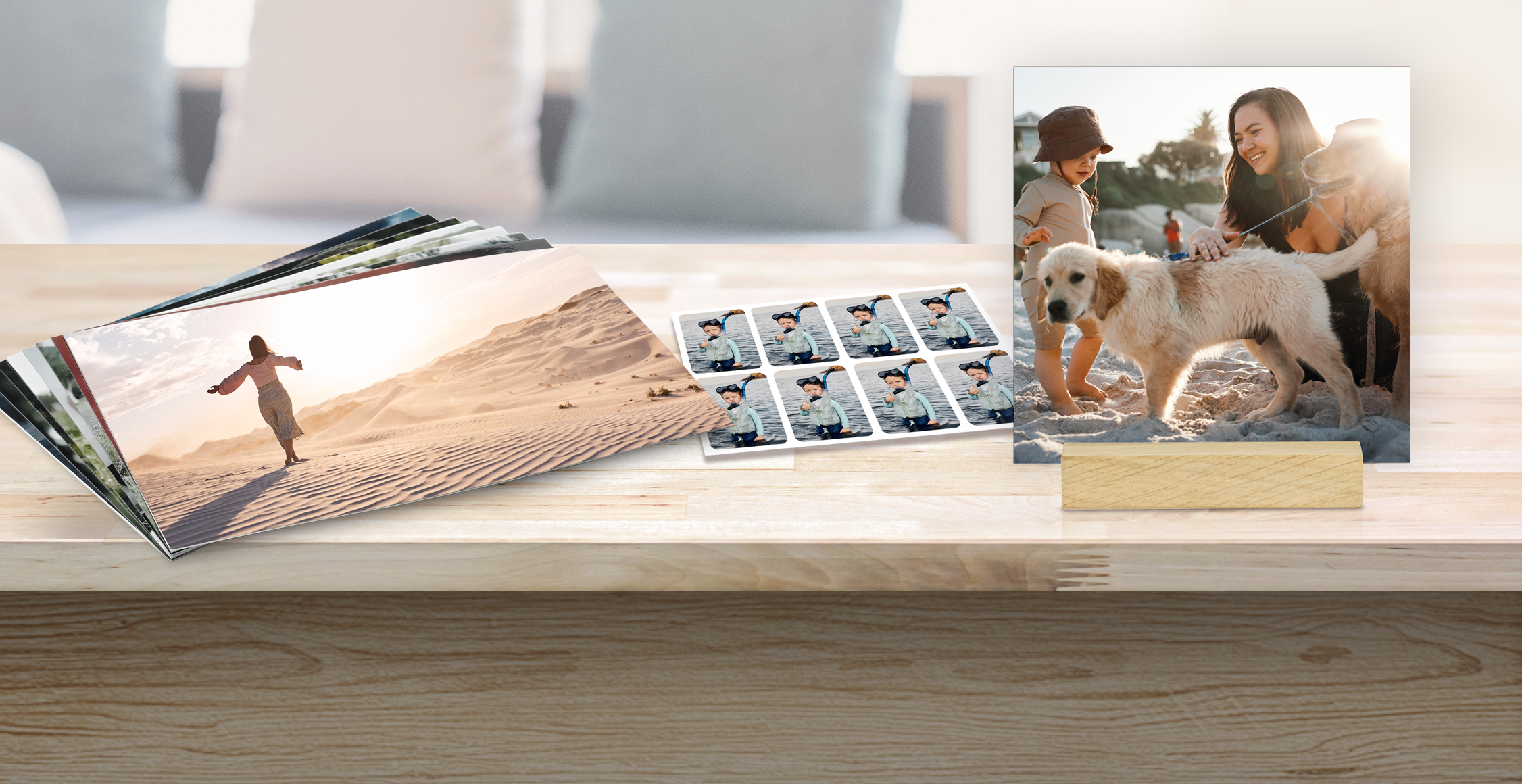 Kreative Übersicht: Fotoabzüge, personalisierte Sticker und ein dekorativer Fotoaufsteller auf einem Bild vereint